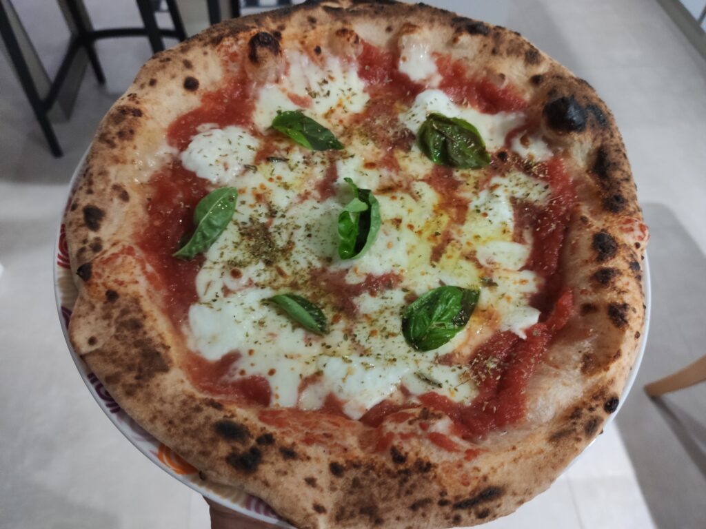 Pizza tonda con il metodo dell’autolisi con 8 ore di lievitazione